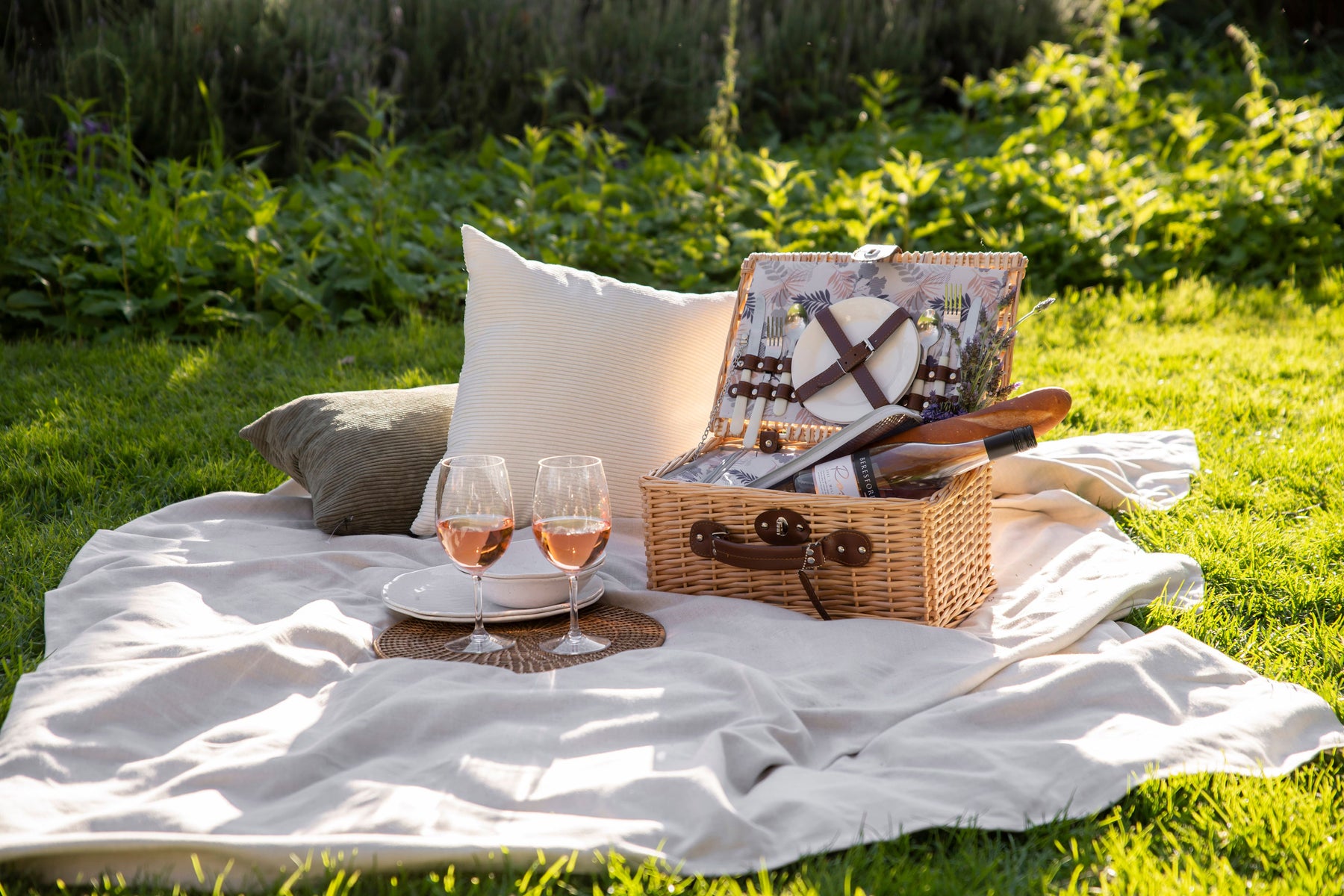 10 Essential Items to Pack in Your Picnic Basket