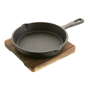 Cast Iron Skillet with Acacia Trivet