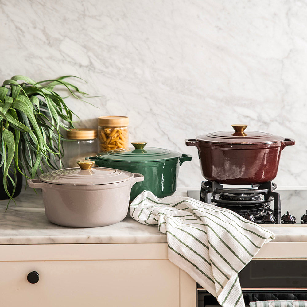 Chocolate Round 25.5cm 4.6L Cast Iron Casserole Pot