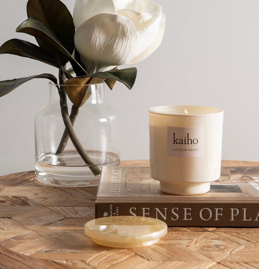 kaiho™ Lotus & Daisy 235g Candle