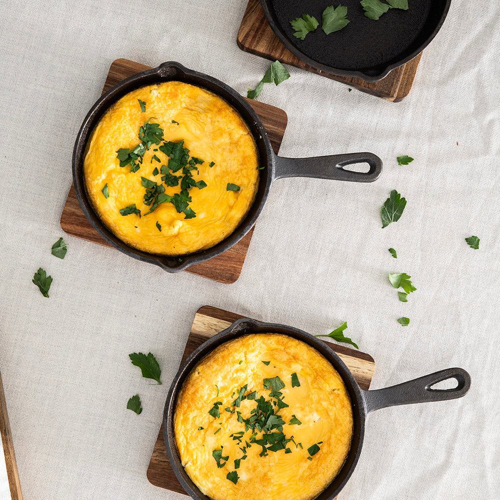 Cast Iron Skillet with Acacia Trivet
