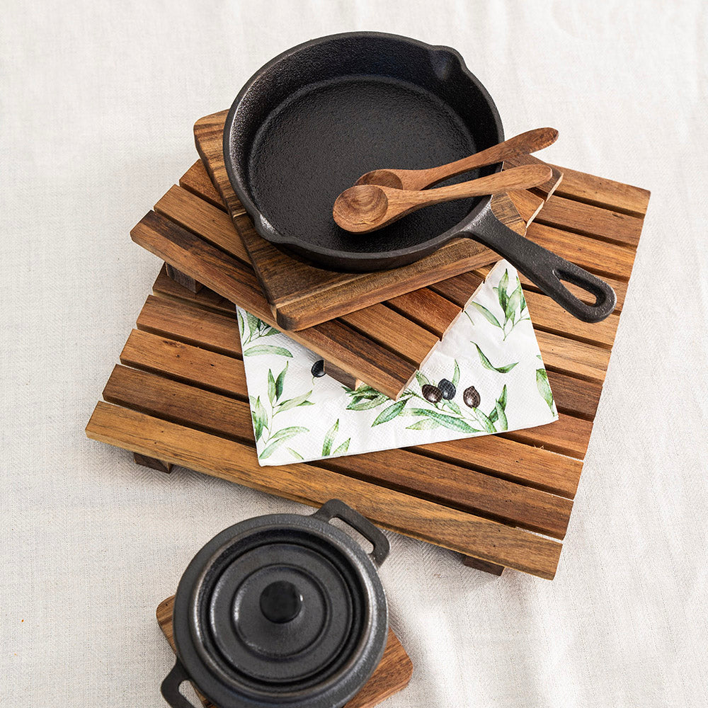 Cast Iron Skillet with Acacia Trivet